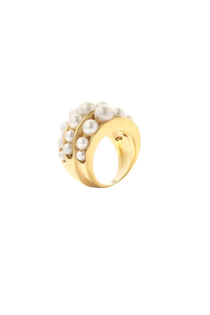 The Graine de Gemmes Ring, featuring a round and subtly elegant design with beautiful baroque pearls, adds a touch of understated glamour to any outfit, either alone or paired with other pieces from the collection.