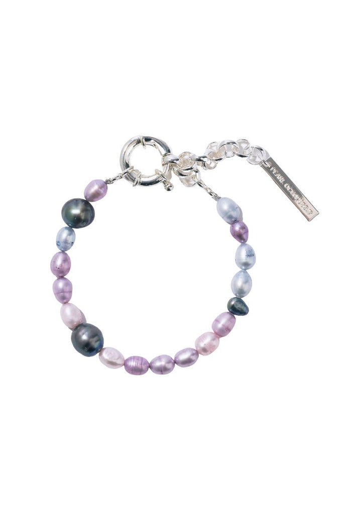 Step up your style with the luxurious Pearl Octopuss.y Violette Pearl Bracelet, boasting a linked pattern and shimmering freshwater pearls.