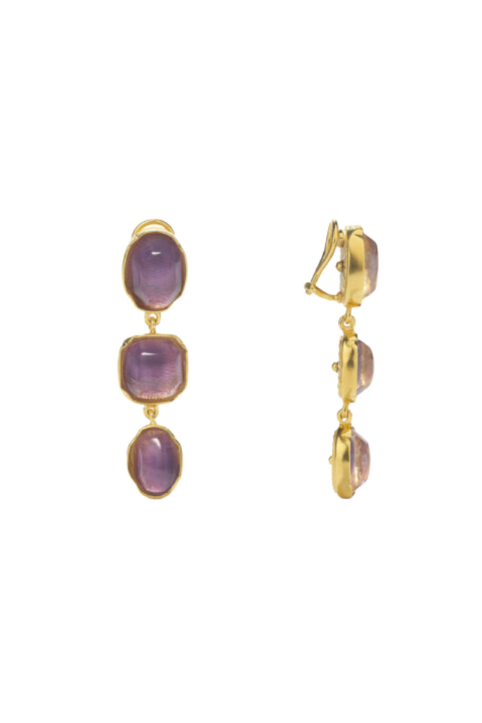 Add a touch of femininity and sophistication to your style with the Cabochons Three Pendants Earrings Orchid from Goossens Paris, featuring carefully selected and cut stones with a vintage, timeless quality and warm gold tones, perfect for any occasion.