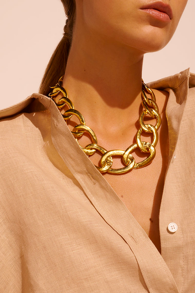 The Lhassa Necklace by Goossens Paris is a stunning and sophisticated piece that celebrates the House of Goossens' signature chainwork with its hand-hammered golden links.