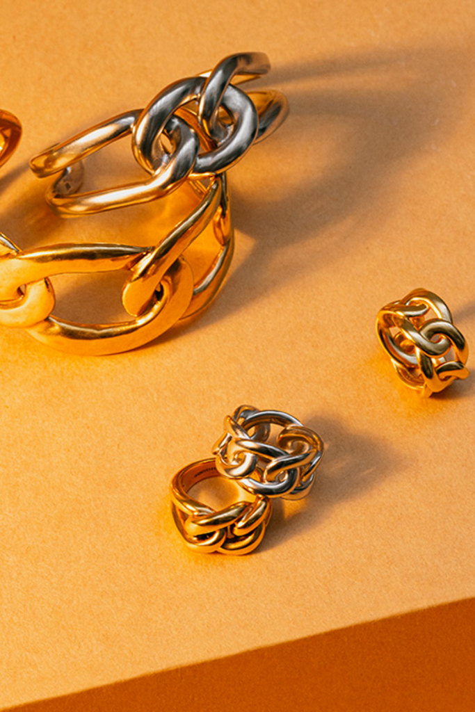 The Lhassa Ring with Big Links Grey Gold by Goossens Paris is a stunning piece that celebrates the signature work of the chain, featuring hand-hammered golden or palladium links that make each piece unique and imbued with raw charm, making it perfect for any occasion and a must-have for any sophisticated wardrobe.