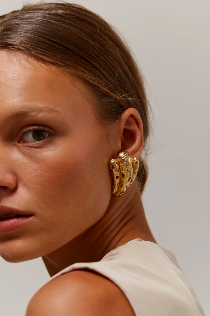 Make a statement with the stunning Lis Earrings from Paola Sighinolfi, featuring cascading leaves inspired by nature that create a graceful and fluid movement.