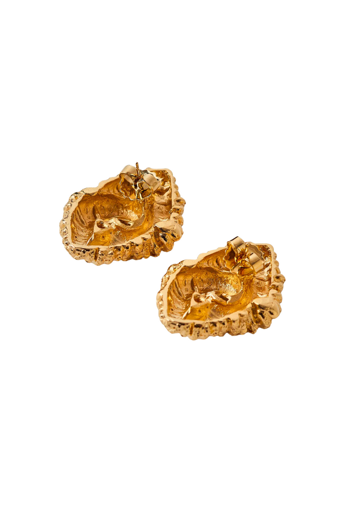 Handcrafted with pewter and 18kt gold plating, the Loto Earrings from Paola Sighinolfi feature an intricate lotus flower design symbolizing purity and enlightenment, adding sophistication and beauty to any outfit.