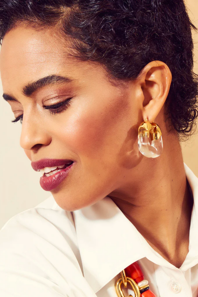 The classic Organic Hoops earrings are available in a variety of colors and are easy to wear with their minimalist style and gold or rhodium plating.