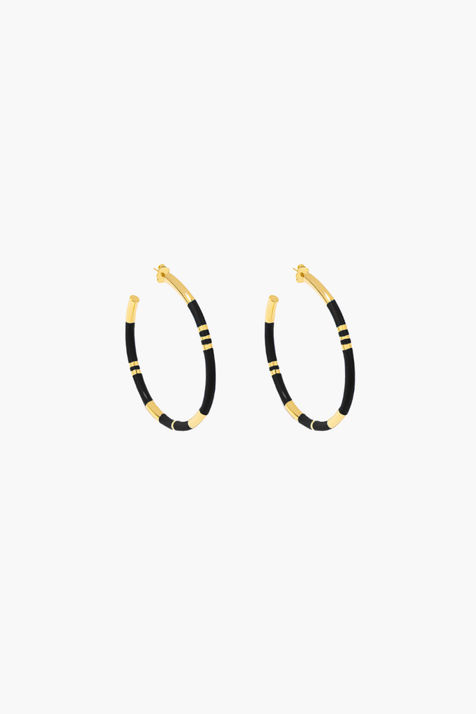 Evoke the glamour of the Amalfi Coast with Aurélie Bidermann's Positano Black Earrings, featuring chic black resin stripes and shimmering 750/1000 yellow gold plating.