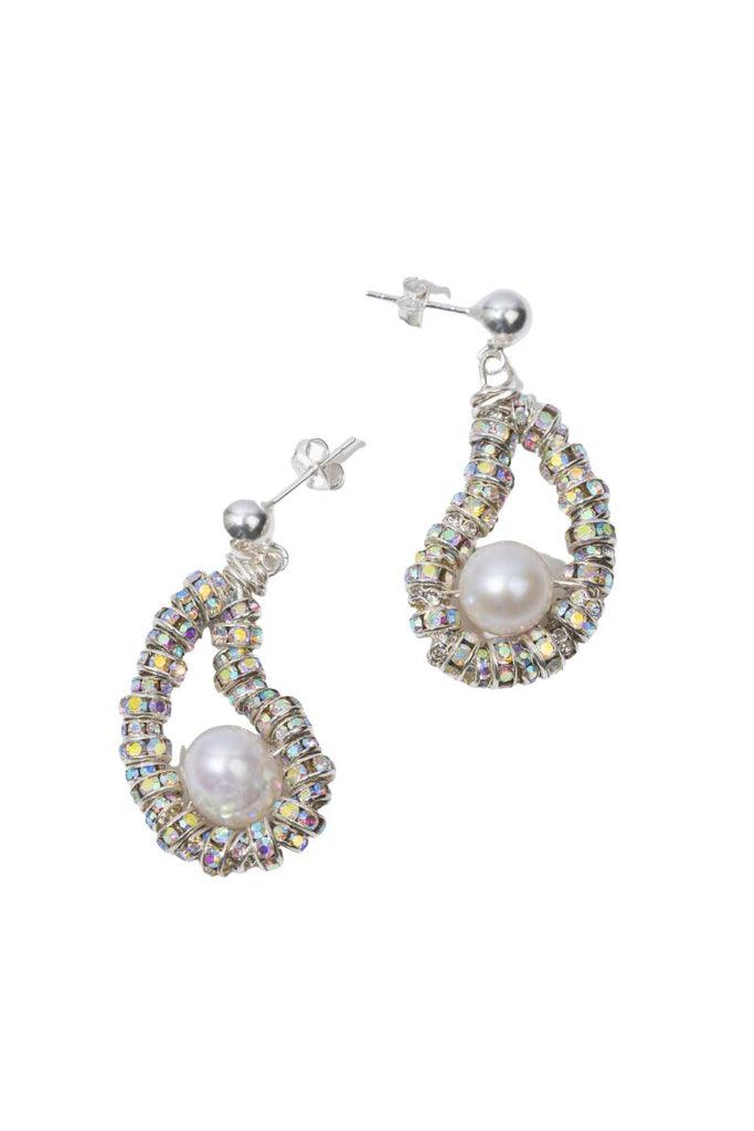 Add a touch of glamour to your everyday look with the unique Tiny Silver Oysters from Pearl Octopuss.y, featuring gold-plated rondelle crystals, faux pearls, and silver sterling ear studs.