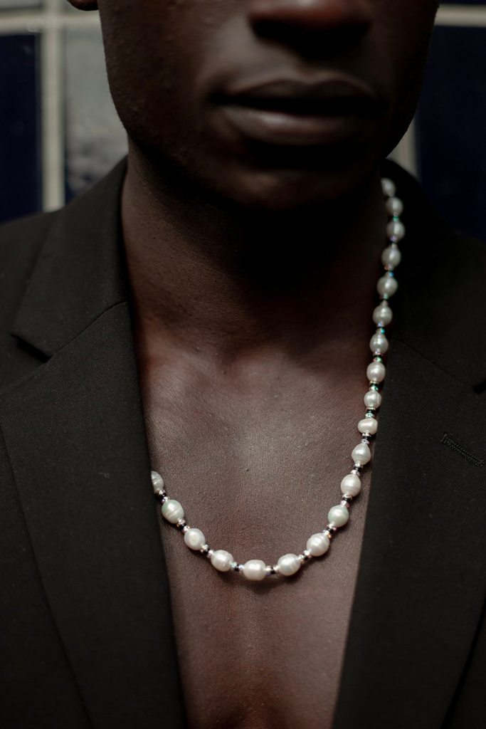 Experience elegance and sophistication with Pearl Octopuss.y's Tous Les Jours Necklace, featuring stunning freshwater pearls, silver-plated rondelle crystals, and black rocaille beads.