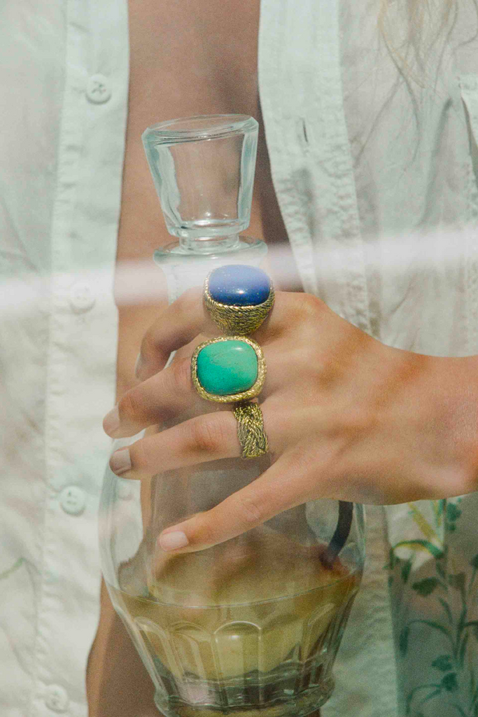 Embrace the raw and authentic textures of California with the luxurious "Turquoise Miki Ring" from Aurélie Bidermann's collection, featuring a generous genuine turquoise stone and braided mesh design plated with 750/1000 yellow gold.