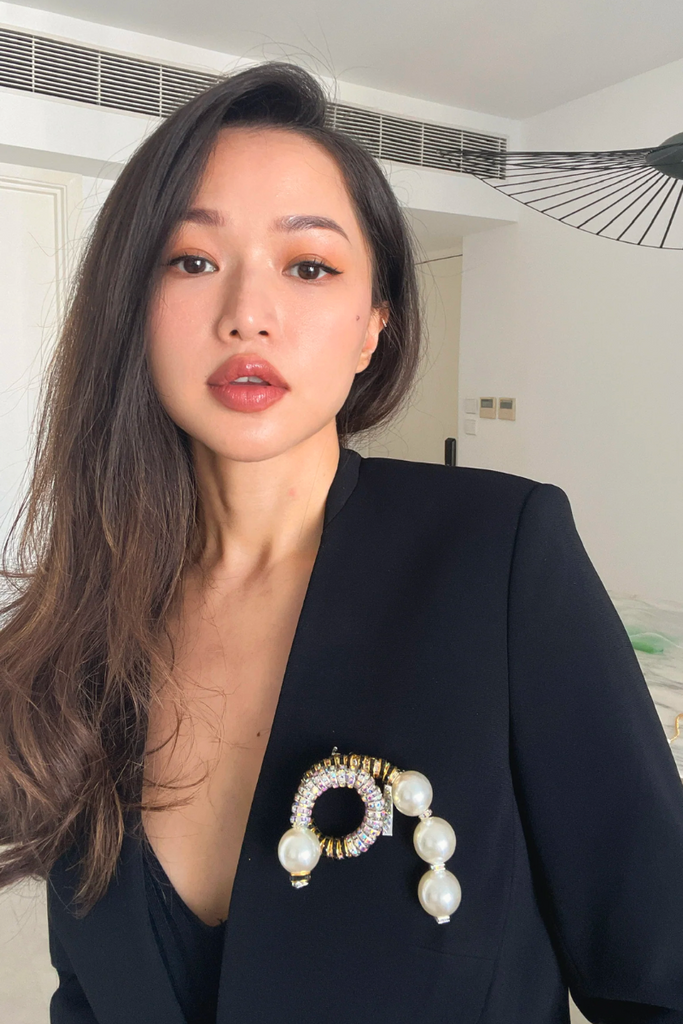 Indulge in the beauty of imperfection with Pearl Octopuss.y's Baroque Pearl Brooches, handcrafted with oversized freshwater baroque pearls and set in gold and silver plated material, sold in singles and perfect for cufflinks or collar tips.